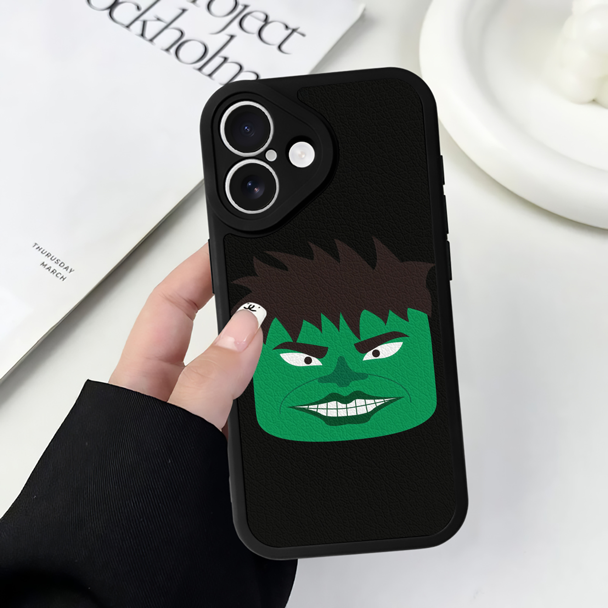 （画像用） アベンジャーズ The Avengers 【iPhone 16シリーズ対応】シリコンスマホケース（レザー調） 材質：シリコン
